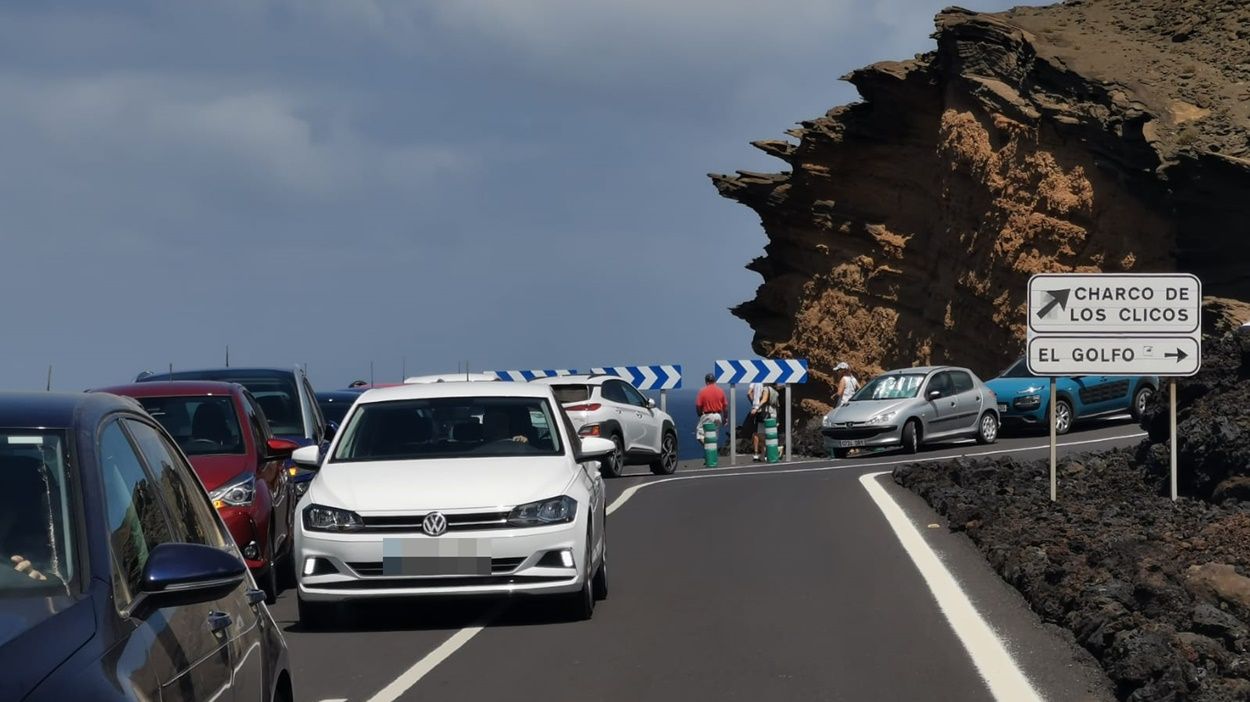 Coches aparcados en la carretera, en El Golfo