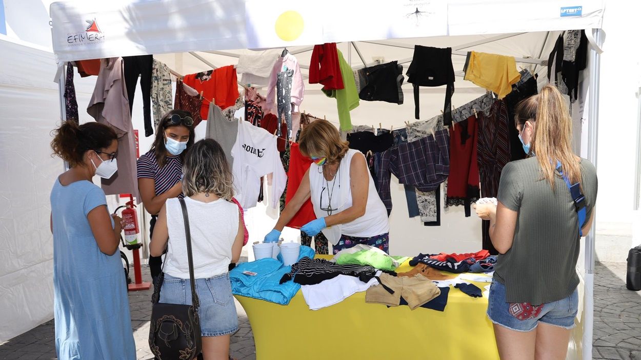 Mercado Trueque celebrado en Playa Honda