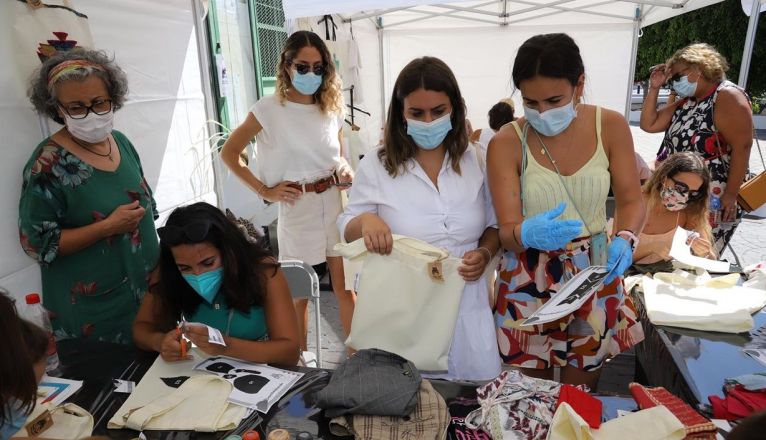 La consejera de Juventud, en el Mercado Trueque celebrado en Playa Honda