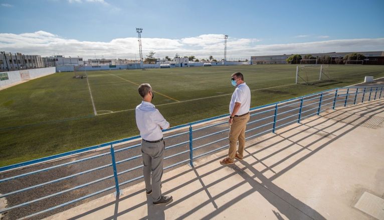 Visita al campo de fútbol de Playa Honda