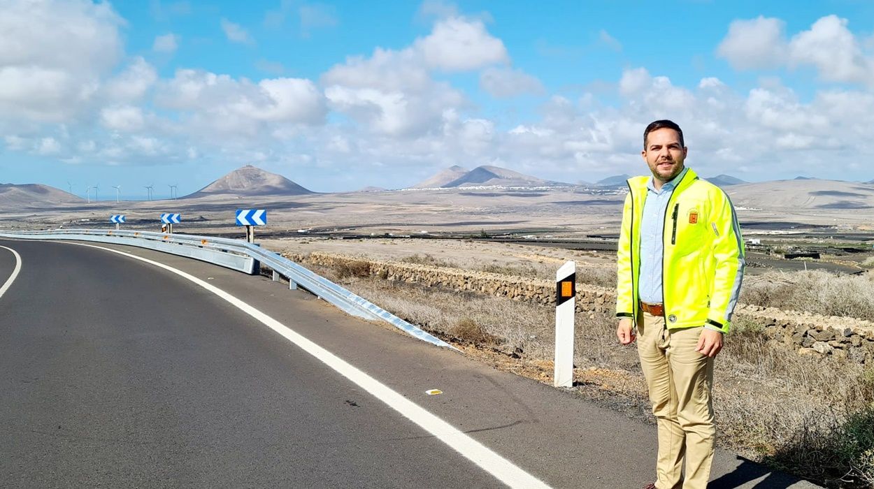 El consejero de Obras Públicas, junto a barreras de protección instaladas