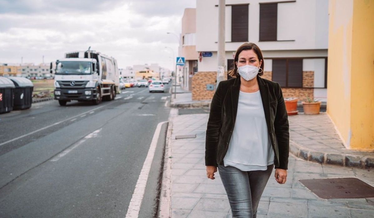 Astrid Pérez, alcaldesa de Arrecife, frente al solar donde irá ubicado el Centro de Salud de Argana Alta