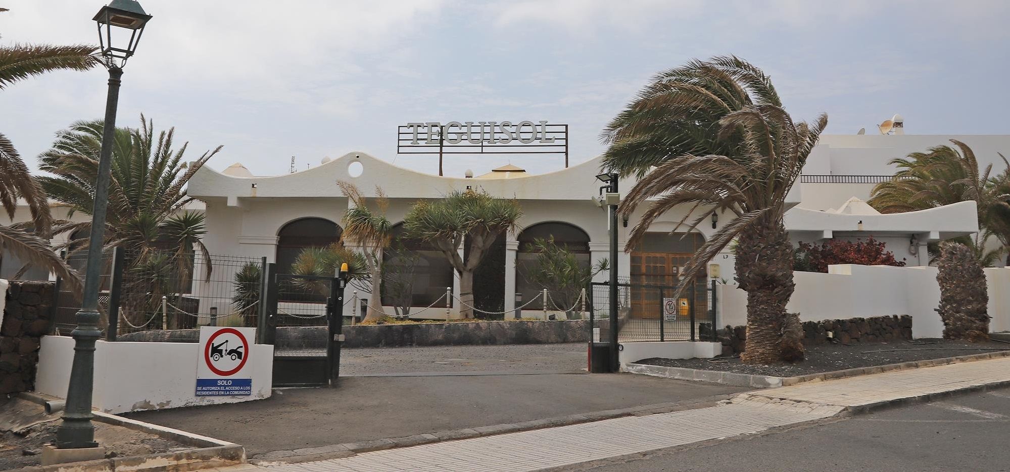 Entrada al complejo de apartamentos Teguisol, en Costa Teguise