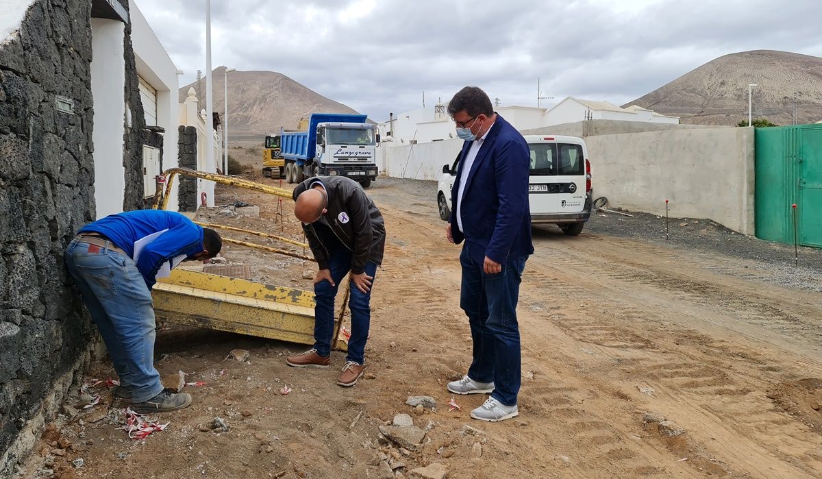 Isidro Pérez y Raúl de León visitando obras en Güime