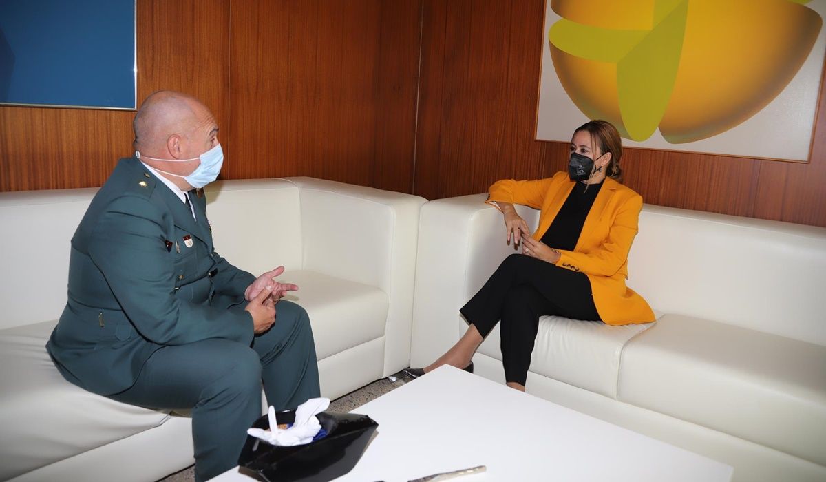 Reunión entre la presidenta del Cabildo y el Capitán de la Guardia Civil