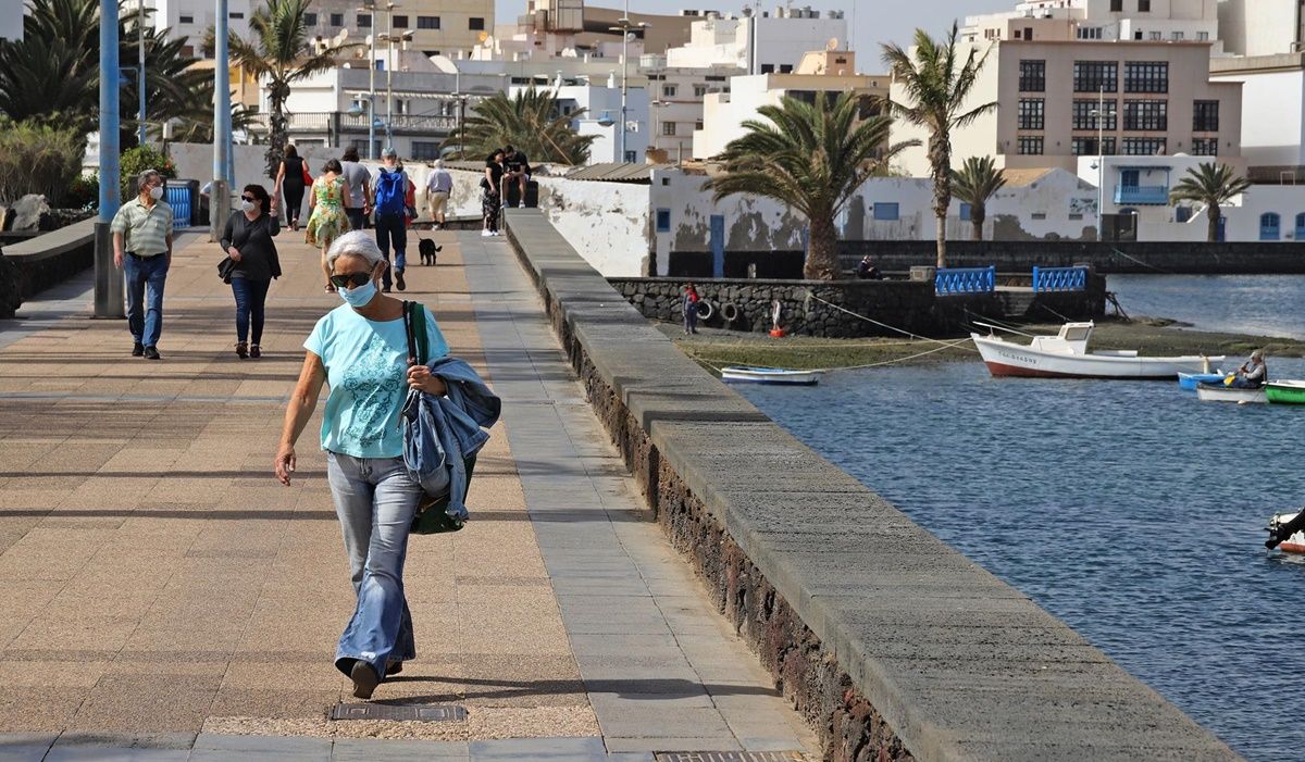 Gente paseando por el Charco de San Ginés