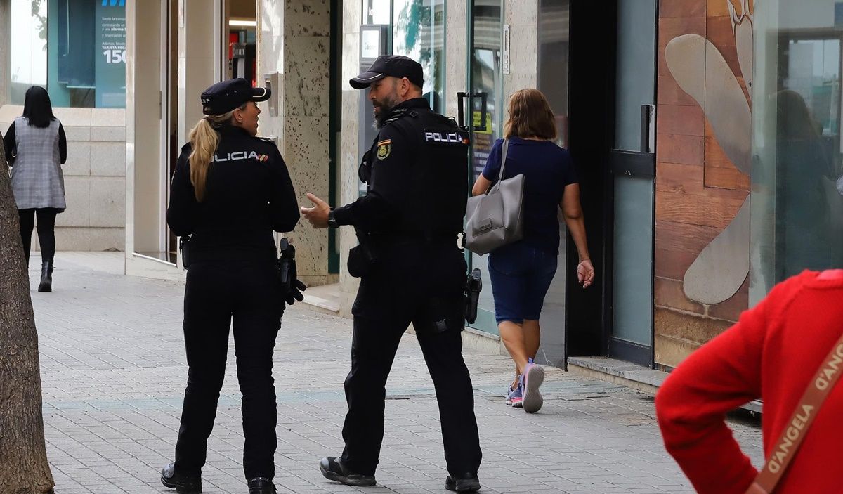 Una pareja de Policías Nacionales en la Calle Real