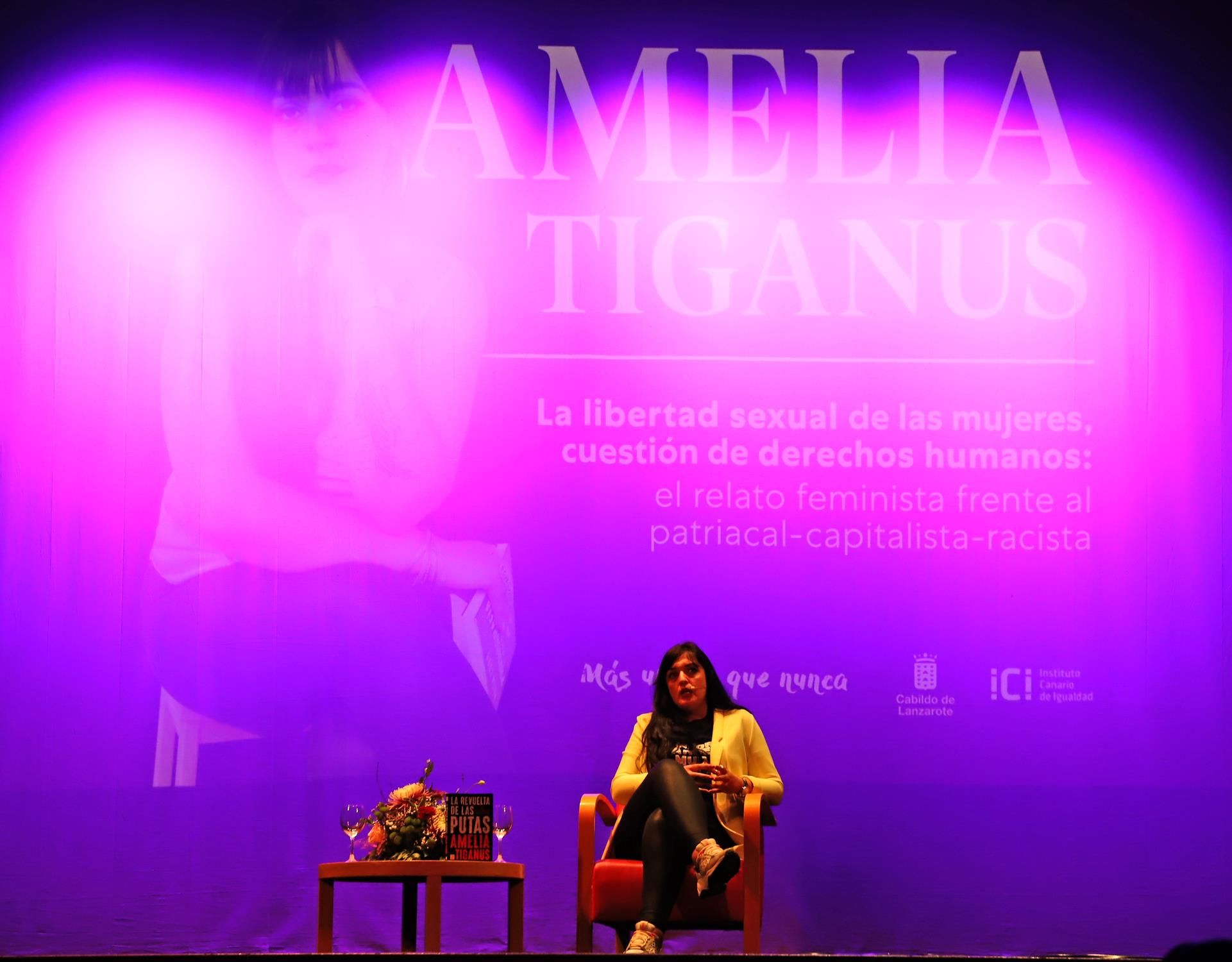 Amelia Tiganus habla en Lanzarote sobre prostitución y trata: “Es una  realidad que nos afecta a todas las mujeres”