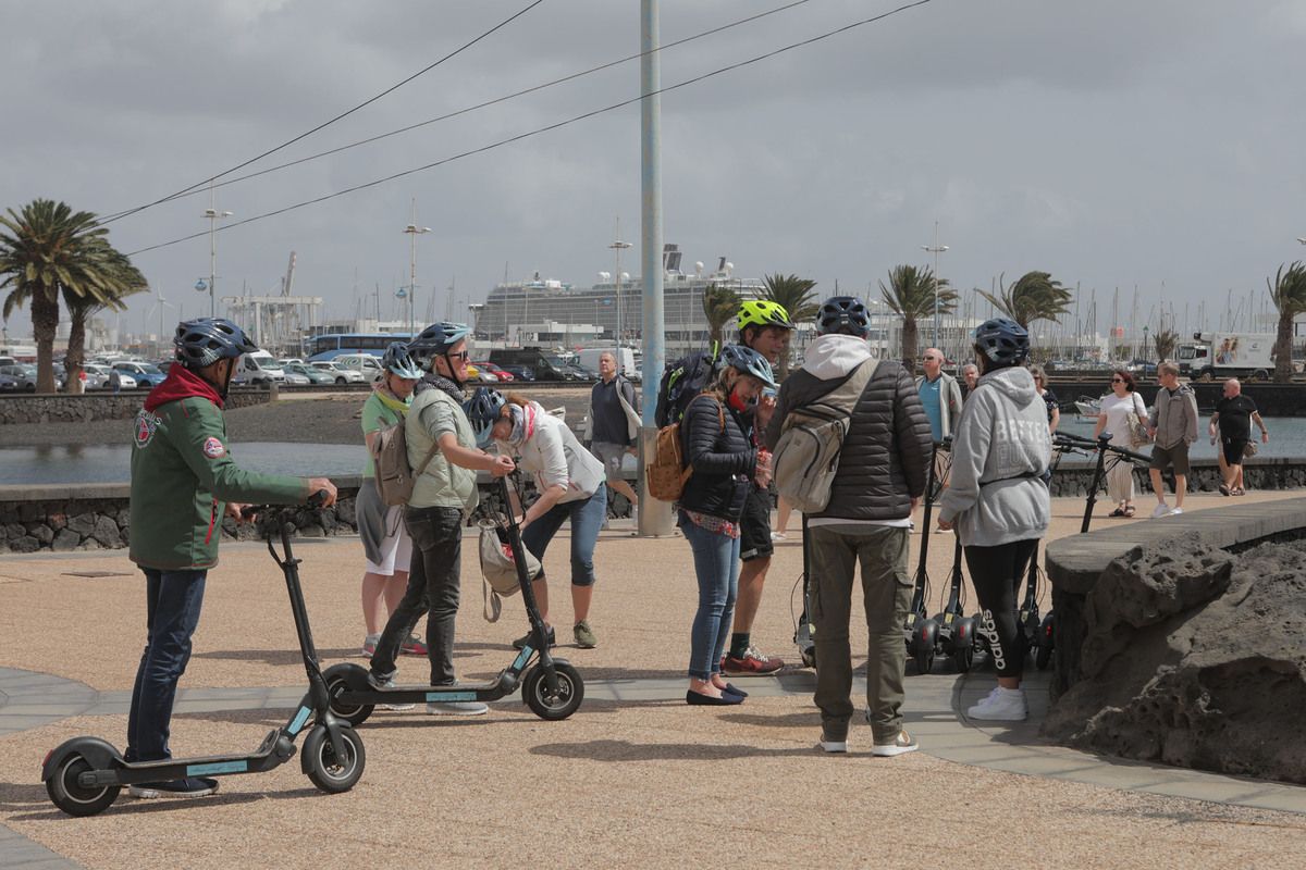 Turistas paseando por el muelle de Arrecife