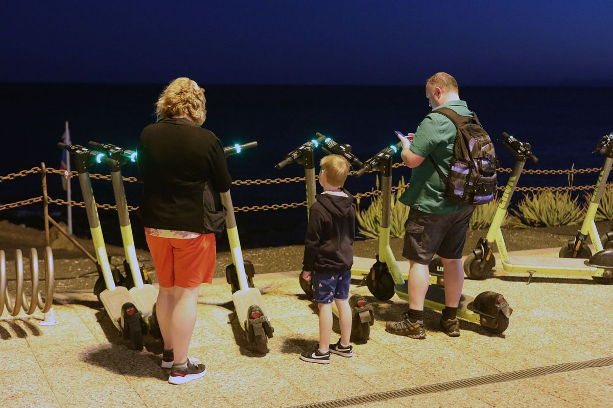 Turistas con patinetes eléctricos en Puerto del Carmen