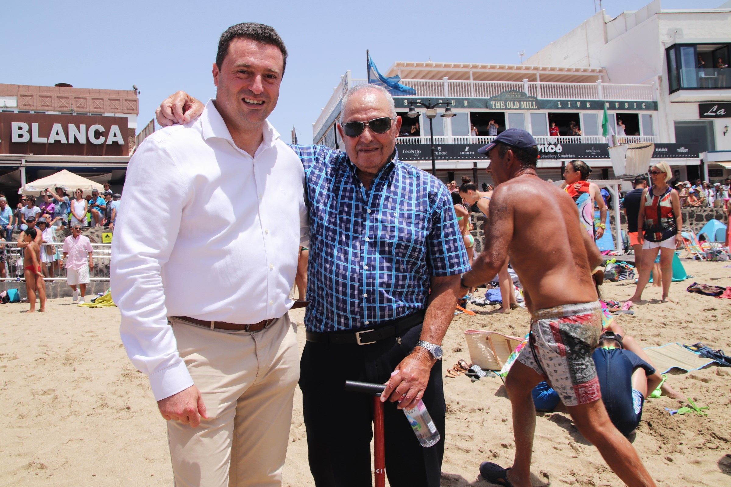 El alcalde con el pescador más veterano del municipio, Blas Francisco Martín