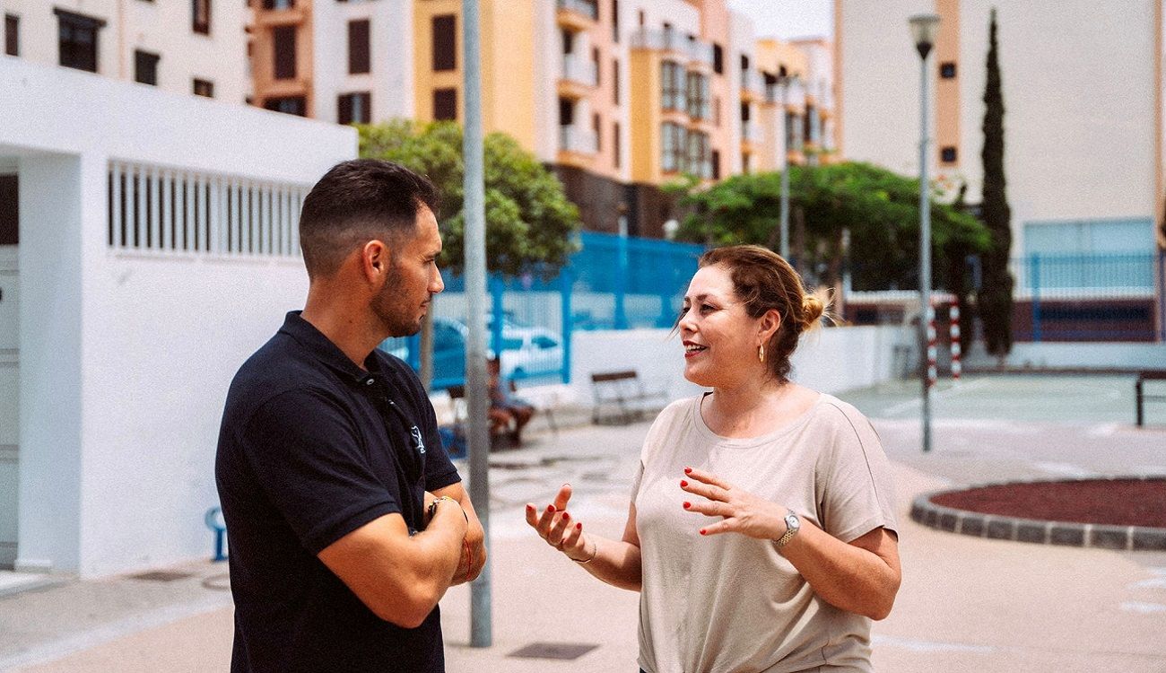 La alcaldesa de Arrecife Astrid Pérez en el parque Las Salinas