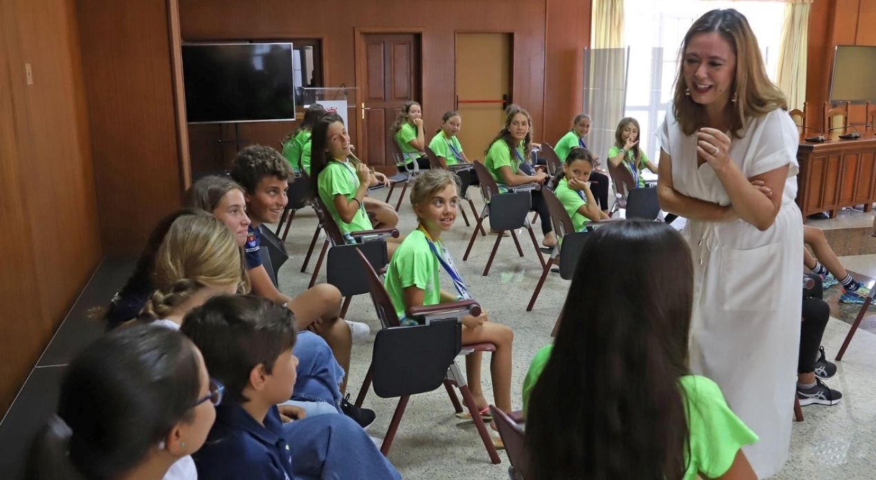 La presidenta del Cabildo recibiendo  a los deportistas del RCNA