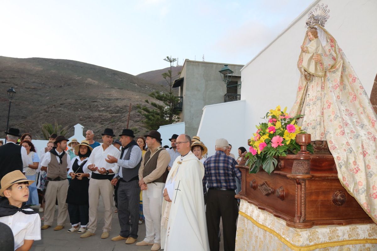 Femés Venera A La Virgen Del Rosario En La Romería