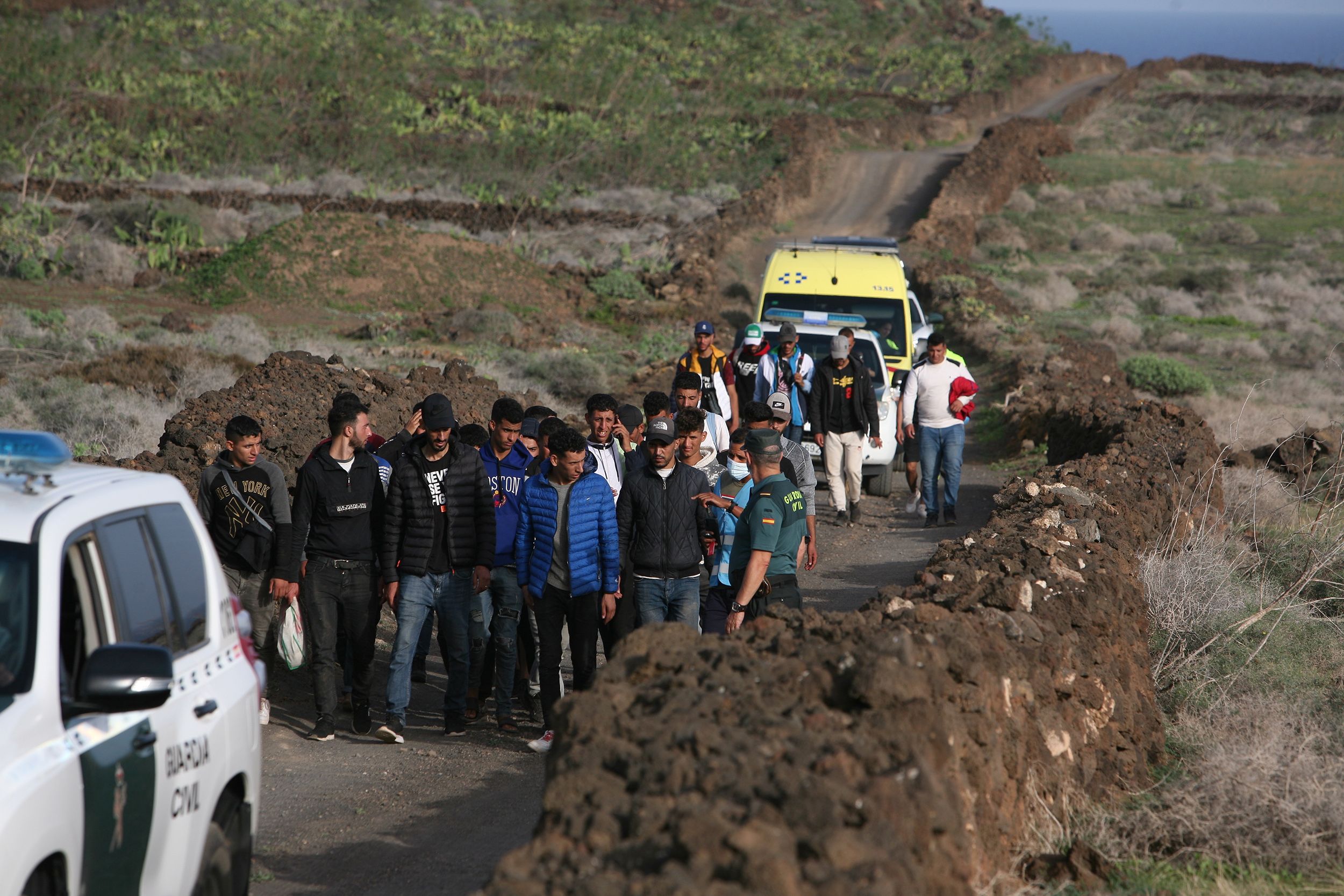 Migrantes llegados en patera a la zona de Guatiza, custodiados por la Guardia Civil