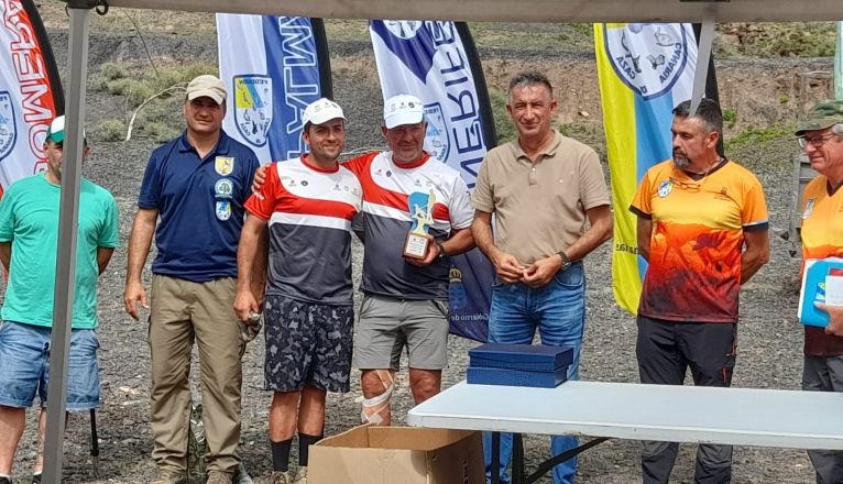 José Valentín junto a su juez, Carlos Leandro García en la entrega de premios del Campeonato de Canarias