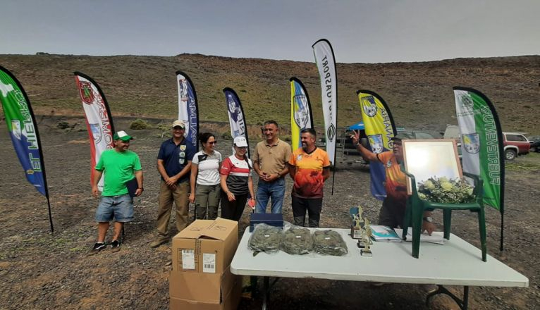 Sheila Caraballo recogiendo el premio durante el acto de entrega en el Campeonato de Canarias