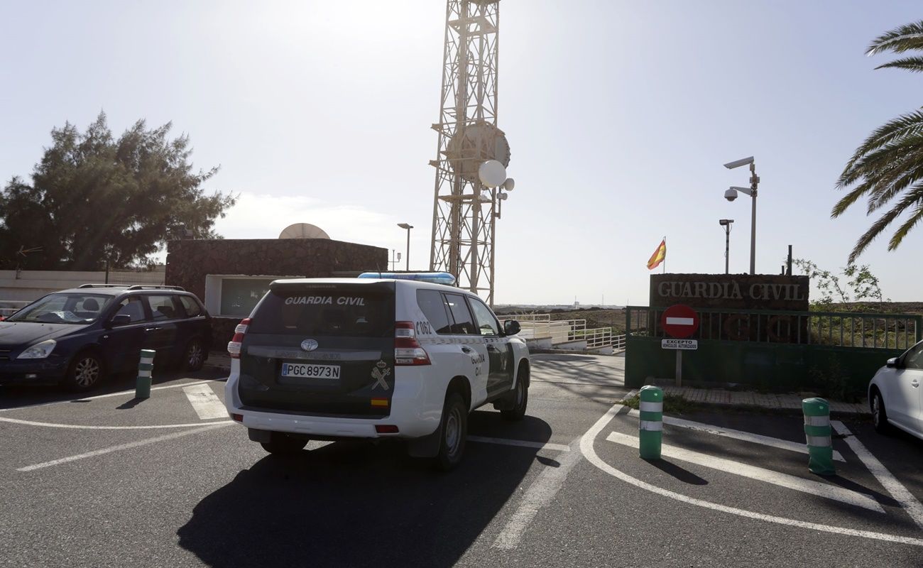 Vehículo de la Guardia Civil estacionado ante el cuartel de Costa Teguise. Fotos: José Luis Carrasco