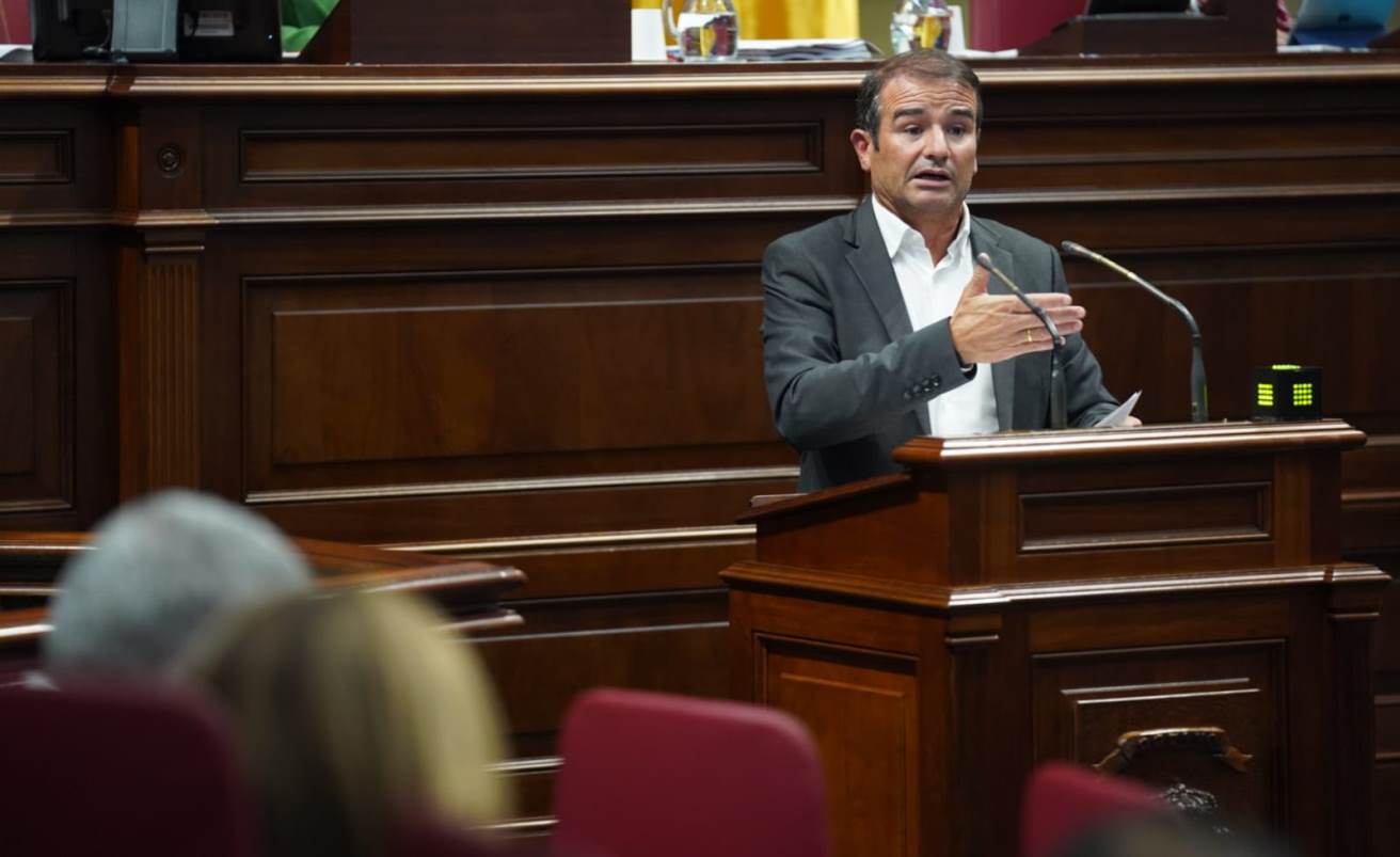 El diputado socialista Marcos hernández durante el Pleno Regional