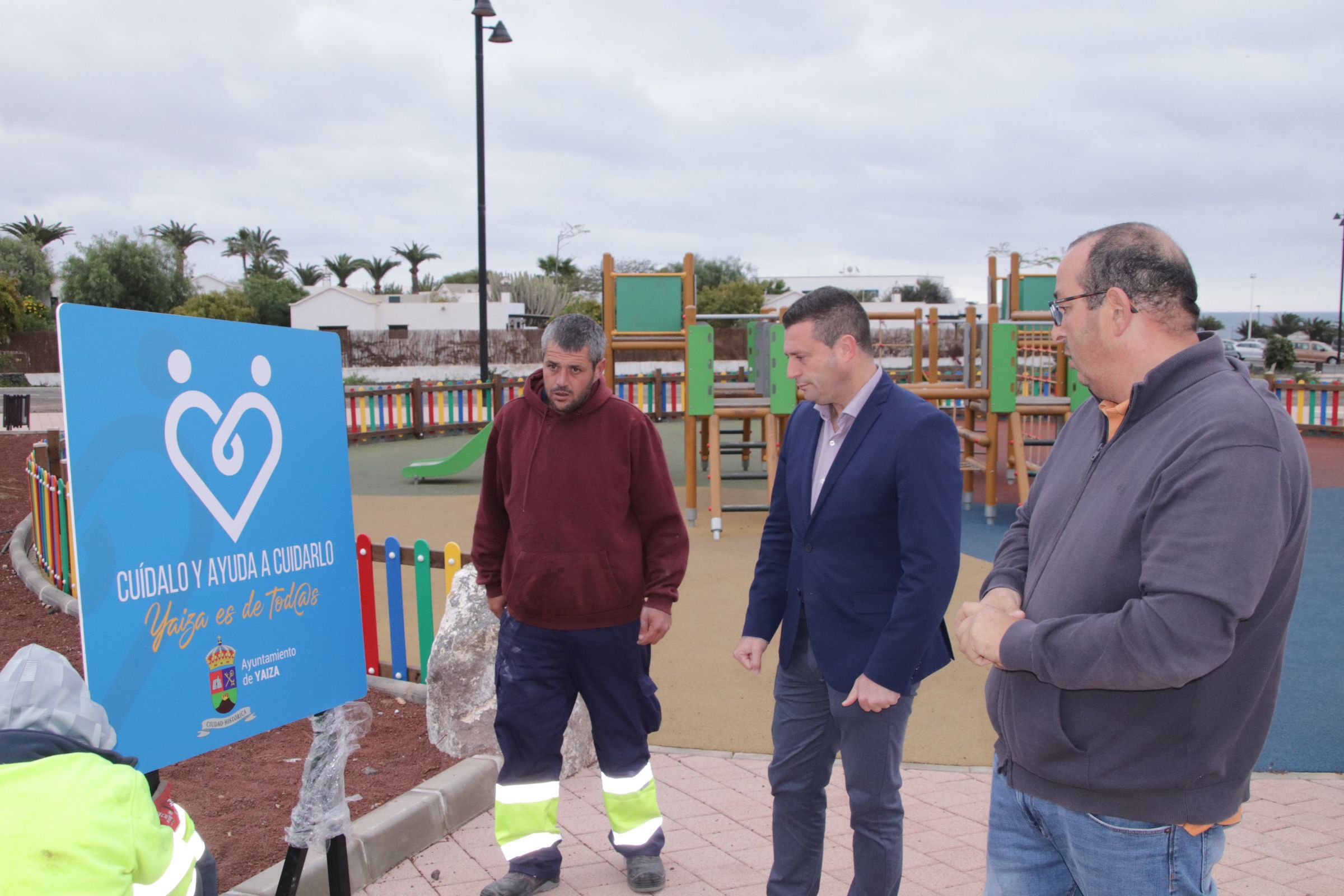 El alcalde Óscar Noda y el concejal Rubén Arca durante la campaña de sensibilización