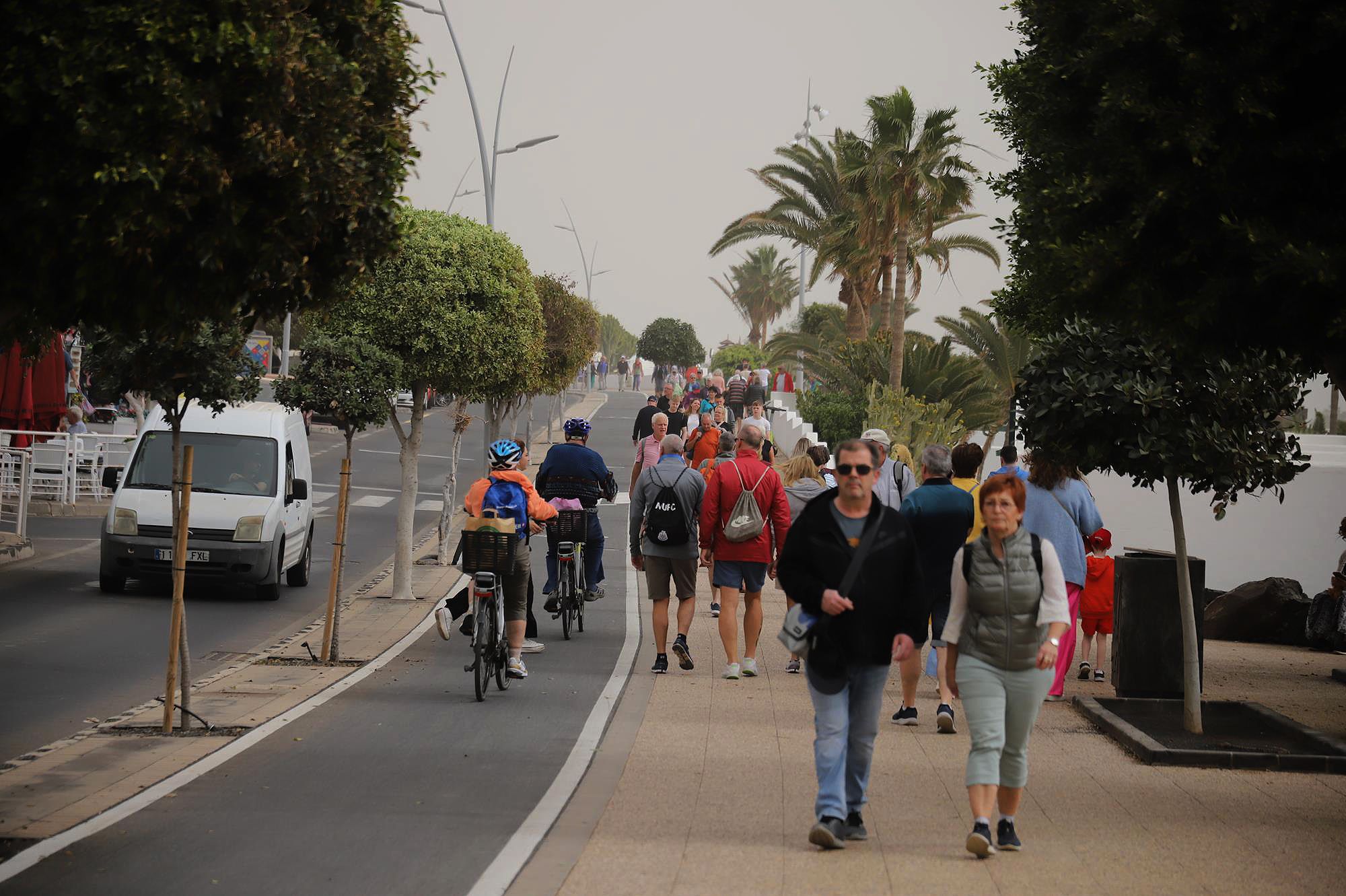 Personas paseando por Puerto del Carmen (Foto: José Luis Carrasco)