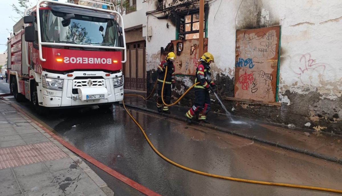 Espectacular Incendio En Una Casa Abandonada De Arrecife