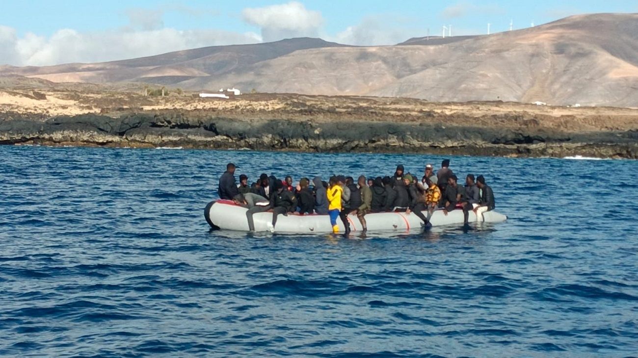 La neumática con 53 migrantes a bordo hallada este martes en la Costa de los Cocoteros, con una mujer fallecida