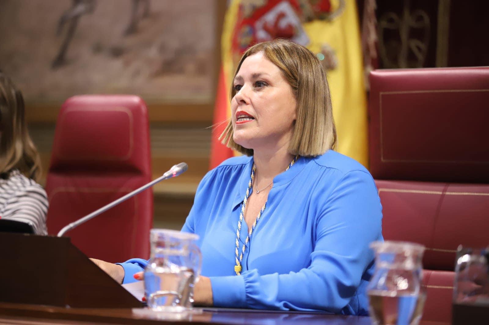 Astrid Pérez durante su discurso en la toma de posesión de la presidencia del Parlamento de Canarias