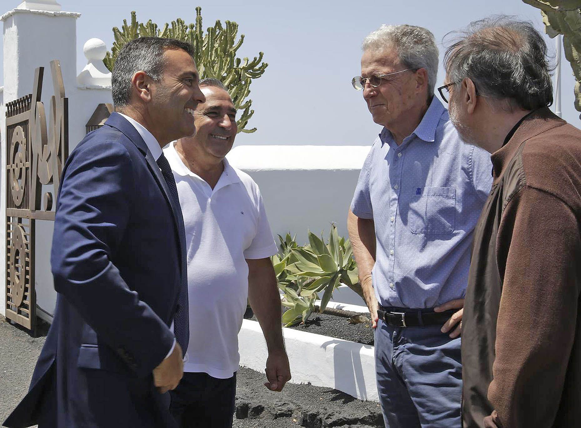 El presidente del Cabildo de Lanzarote, Oswaldo Betancort, con el presidente y el director de la Fundación César Manrique (FCM), José Juan Ramírez y Fernando Gómez Aguilera, así como el consejero delegado de los Centros de Arte, Cultura y Turismo, Ángel Vázquez.