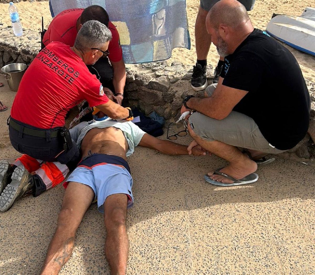 Los bomberos socorren a una persona afectada por un fuerte golpe en la cabeza en La Graciosa