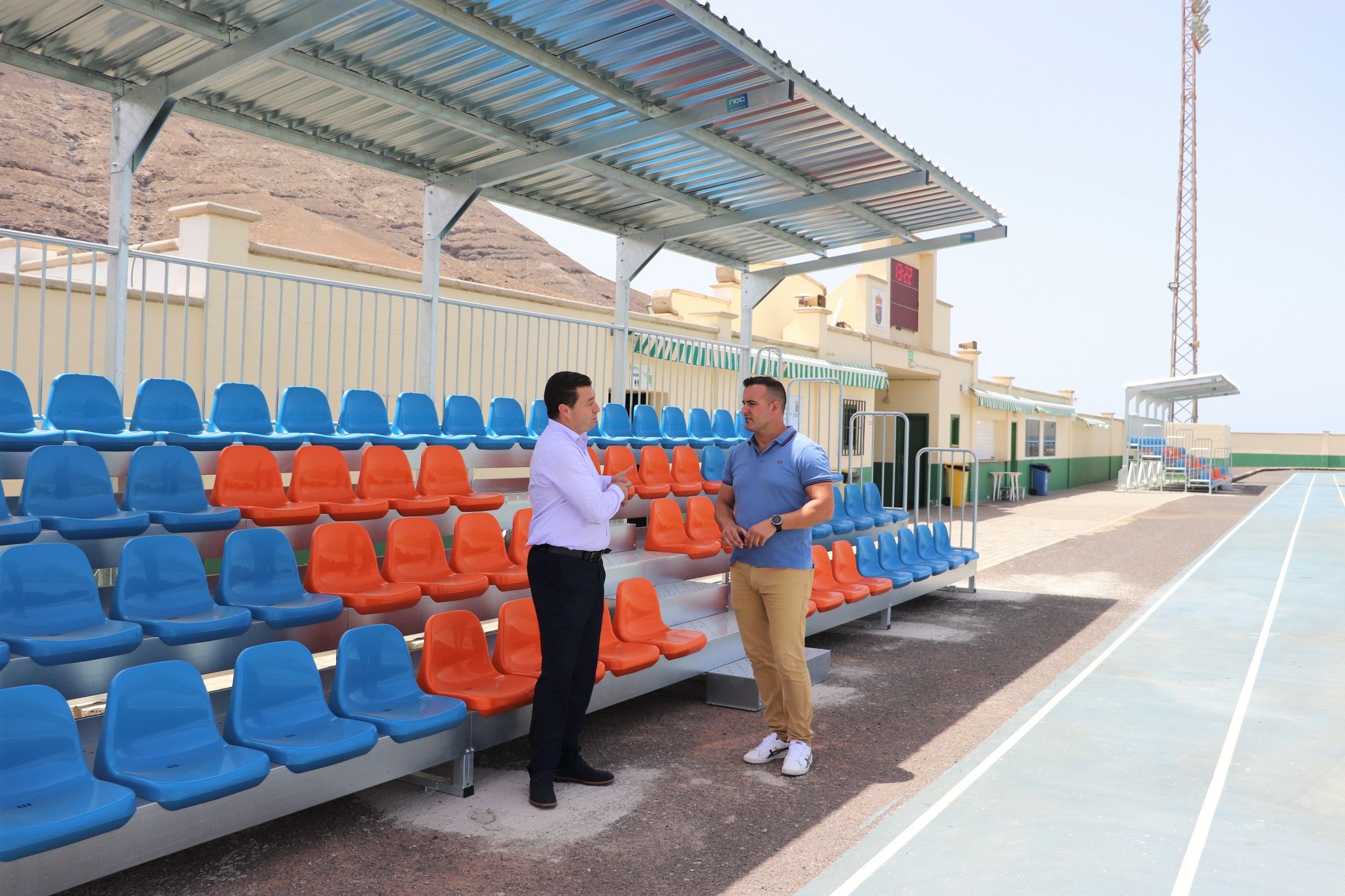 El alcalde de Yaiza, Óscar Noda, junto a las gradas desmontables del campo de fútbol. Foto: Ayuntamiento de Yaiza.