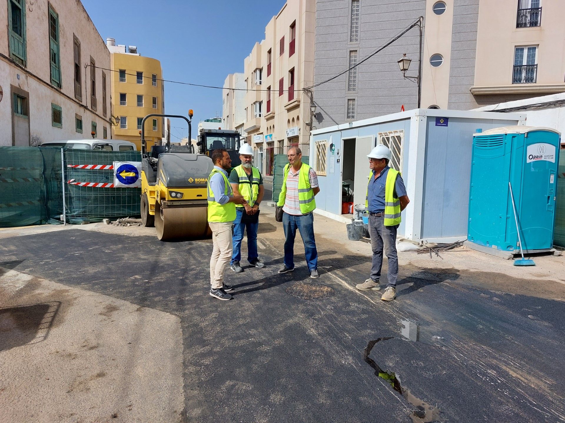 El alcalde de Arrecife visita las obras del emisario submarino en la zona de Valterra. Foto: Ayuntamiento de Arrecife.