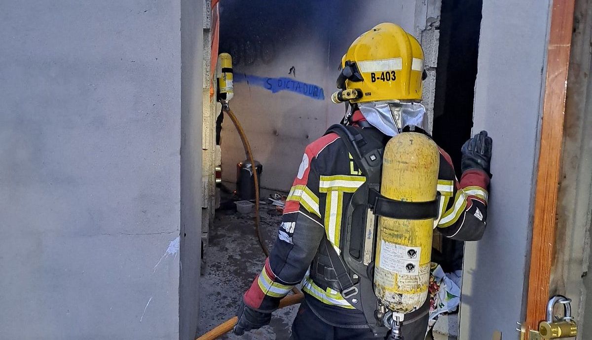 Los Bomberos Apagan El Incendio En Una Casa Abandonada En Arrecife