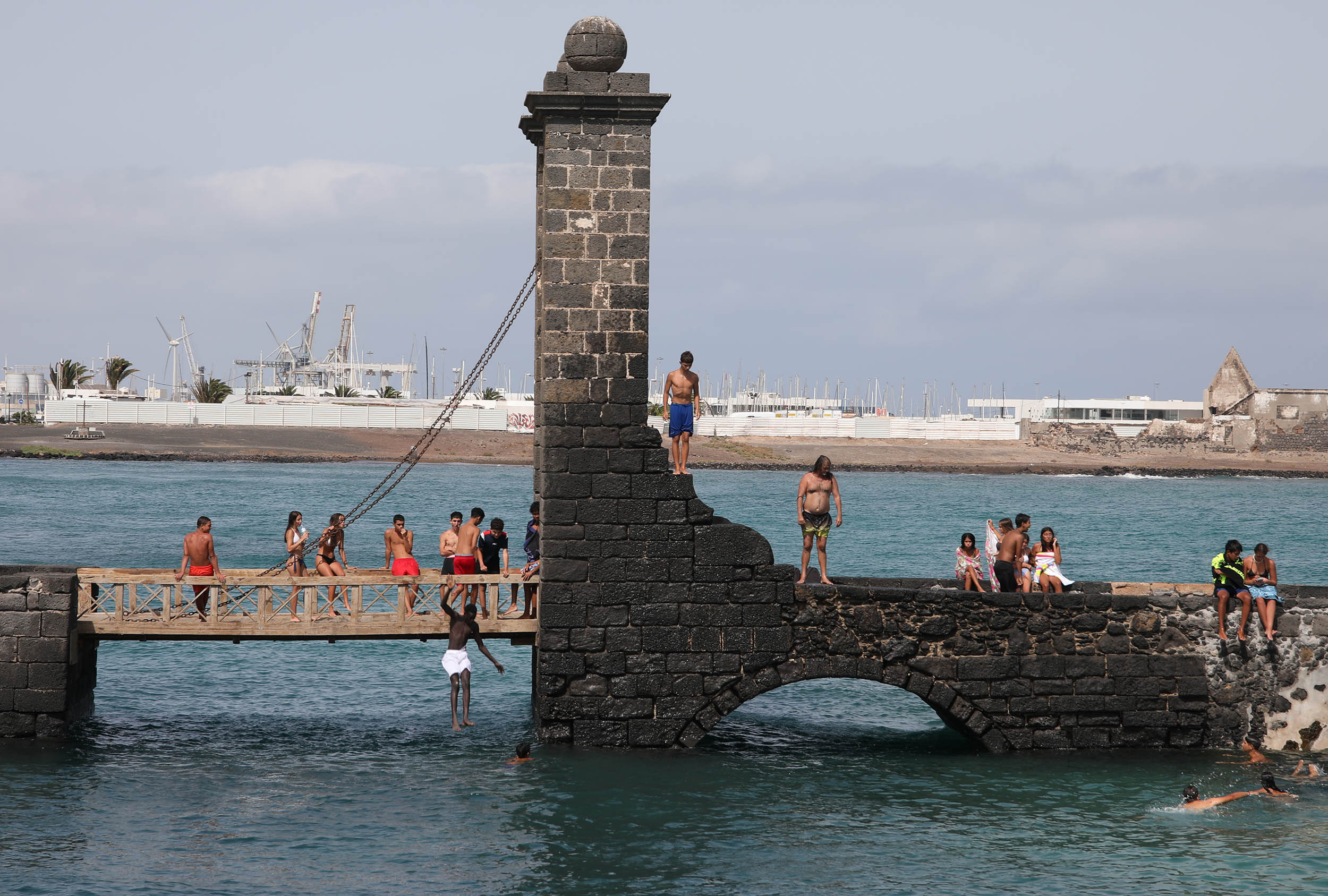 Bañándose en Arrecife (Foto: José Luis Carrasco) 