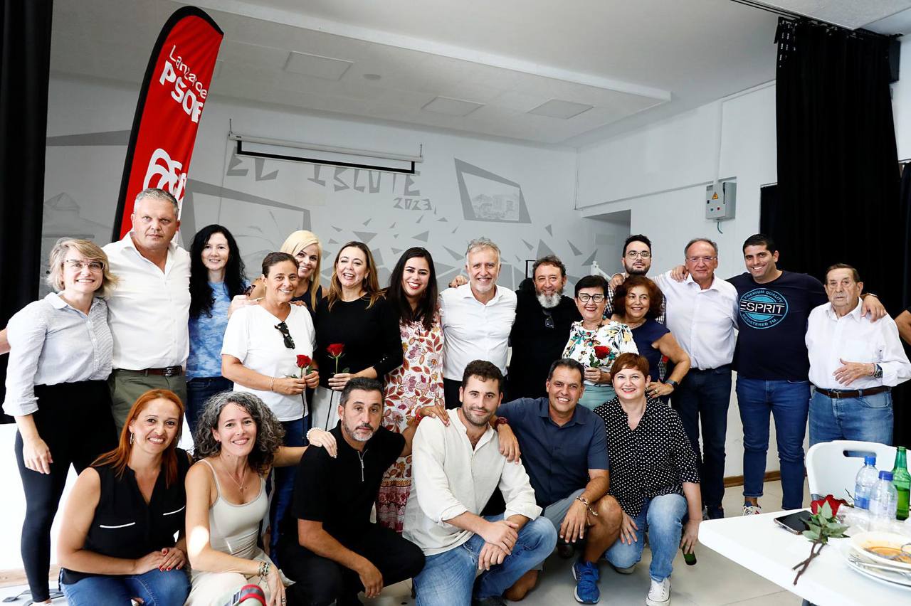 Militantes y simpatizantes del PSOE durante la Fiesta de la Rosa. FOTO: PSOE Lanzarote.