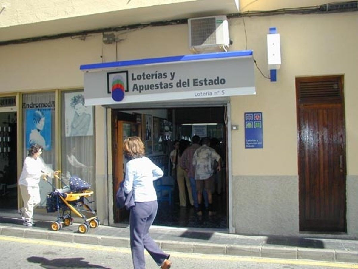 Administración de Lotería número 5 en la calle Ruperto González Negrín