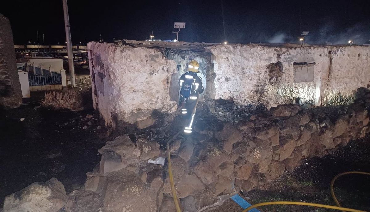 Los Bomberos Apagan El Incendio De Una Casa En Playa Blanca