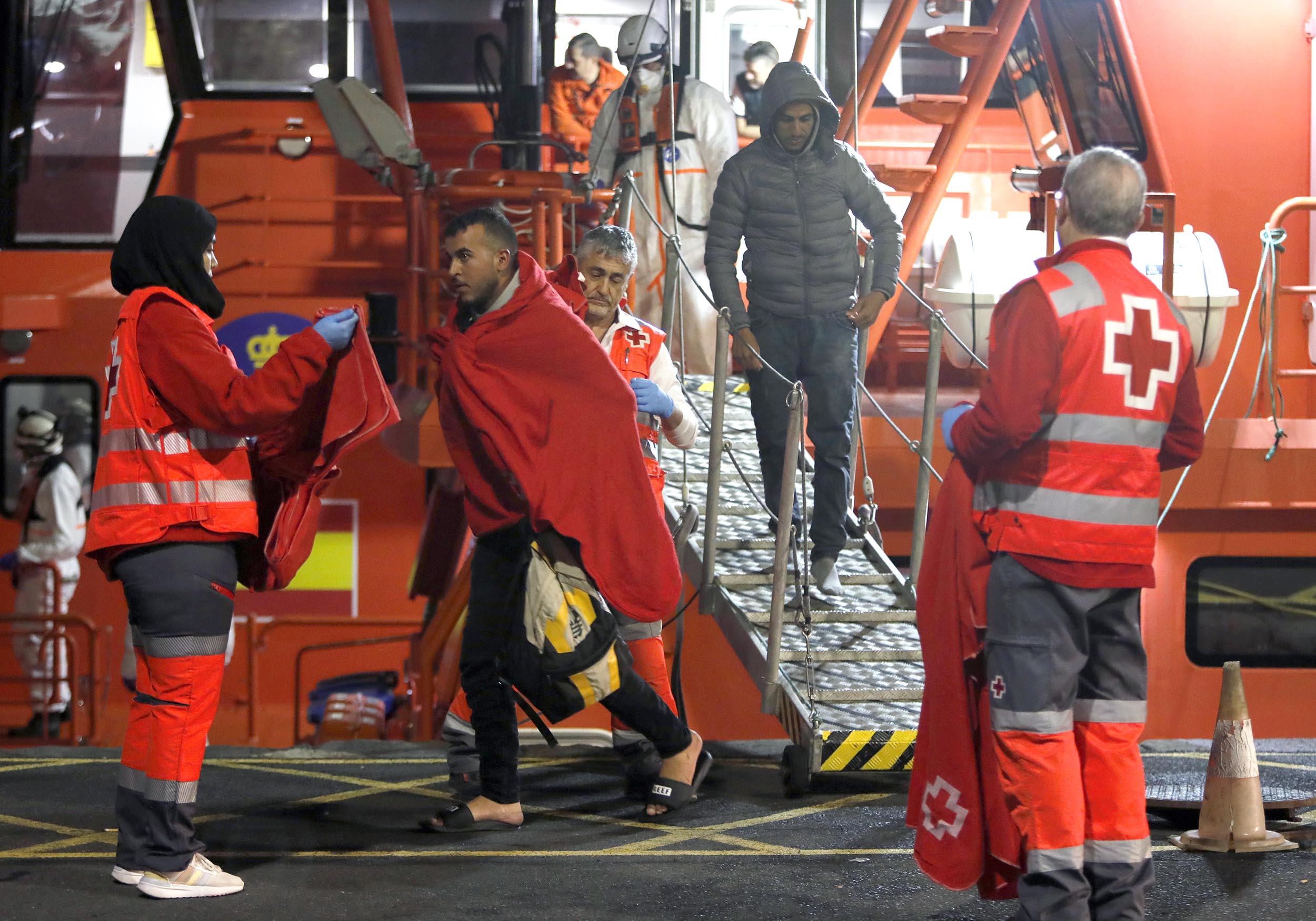 Migrantes llegados a Puerto Naos este viernes (Fotos: José Luis Carrasco)