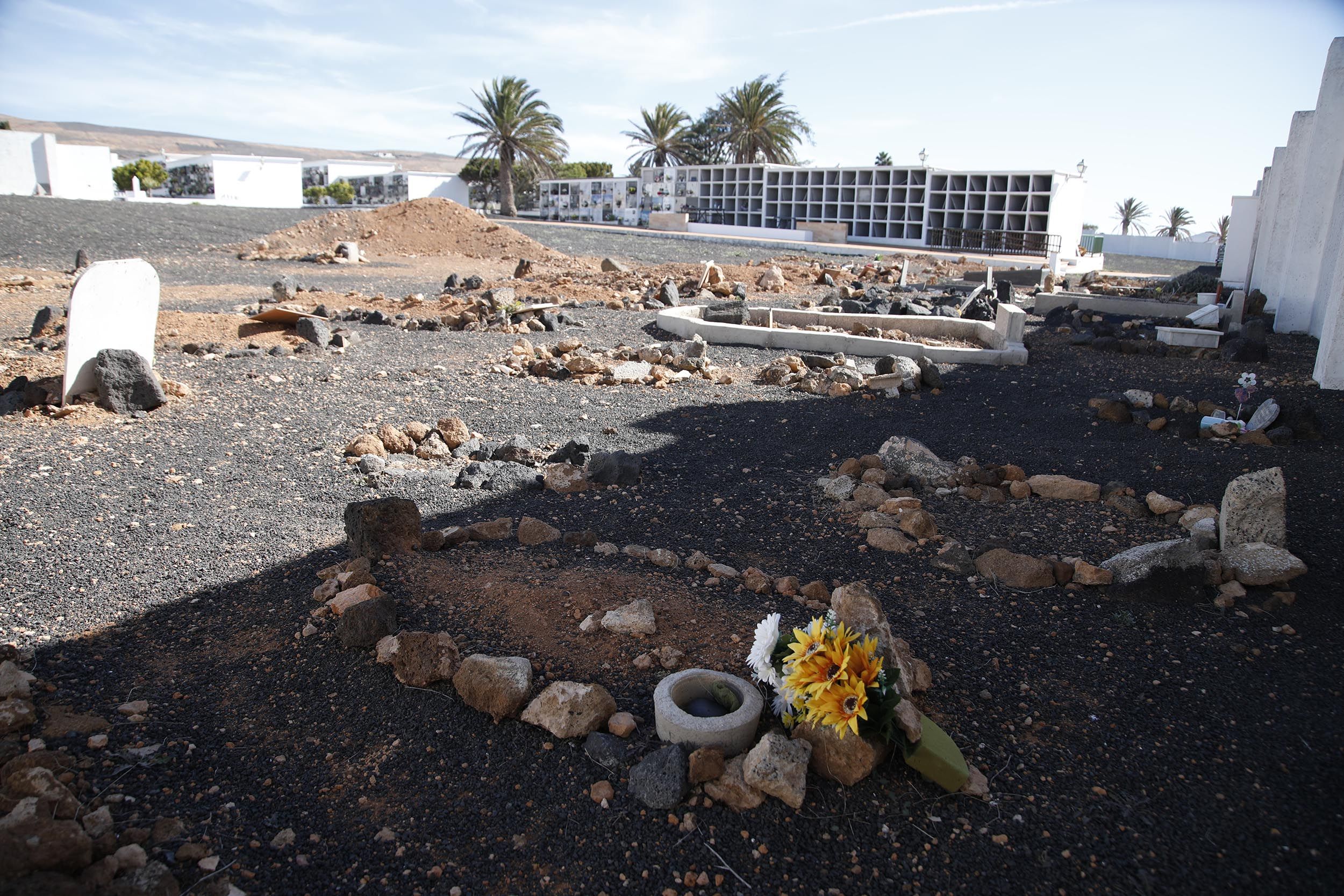 Las tumbas sin nombre de los migrantes fallecidos en la ruta migratoria hacia Lanzarote. Fotos: José Luis Carrasco.