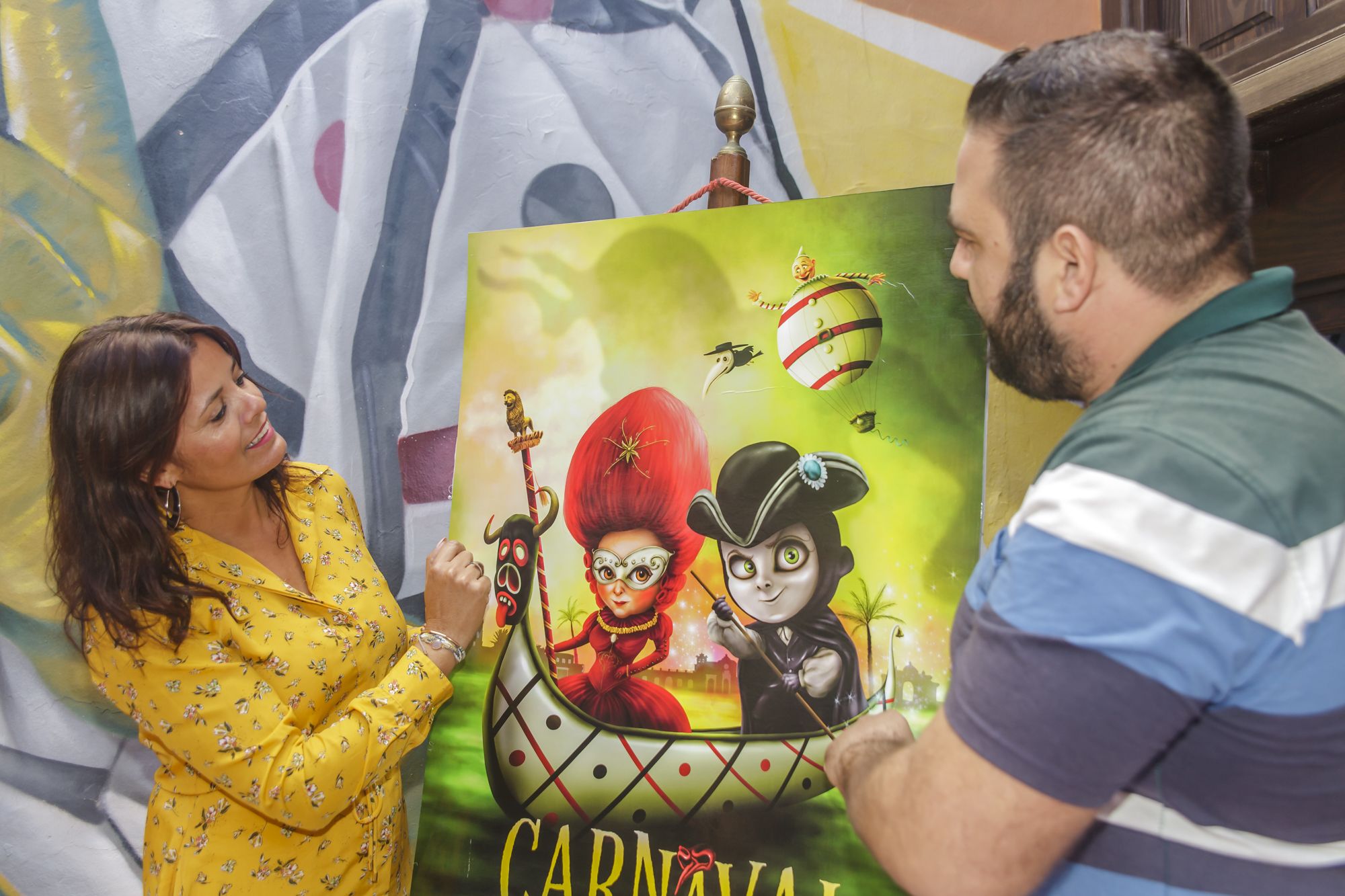 La alcaldesa de Teguise, Olivia Duque, y el concejal de Festejos, Javier Díaz presentan el cartel de Carnaval 2024 web (2)