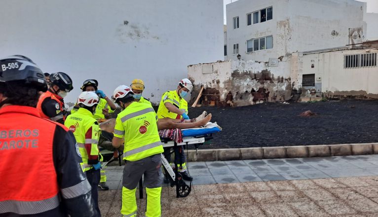 Los servicios de Emergencias atienden a un hombre herido tras caerle encima un techo. Foto: Consorcio de Seguridad y Emergencias.