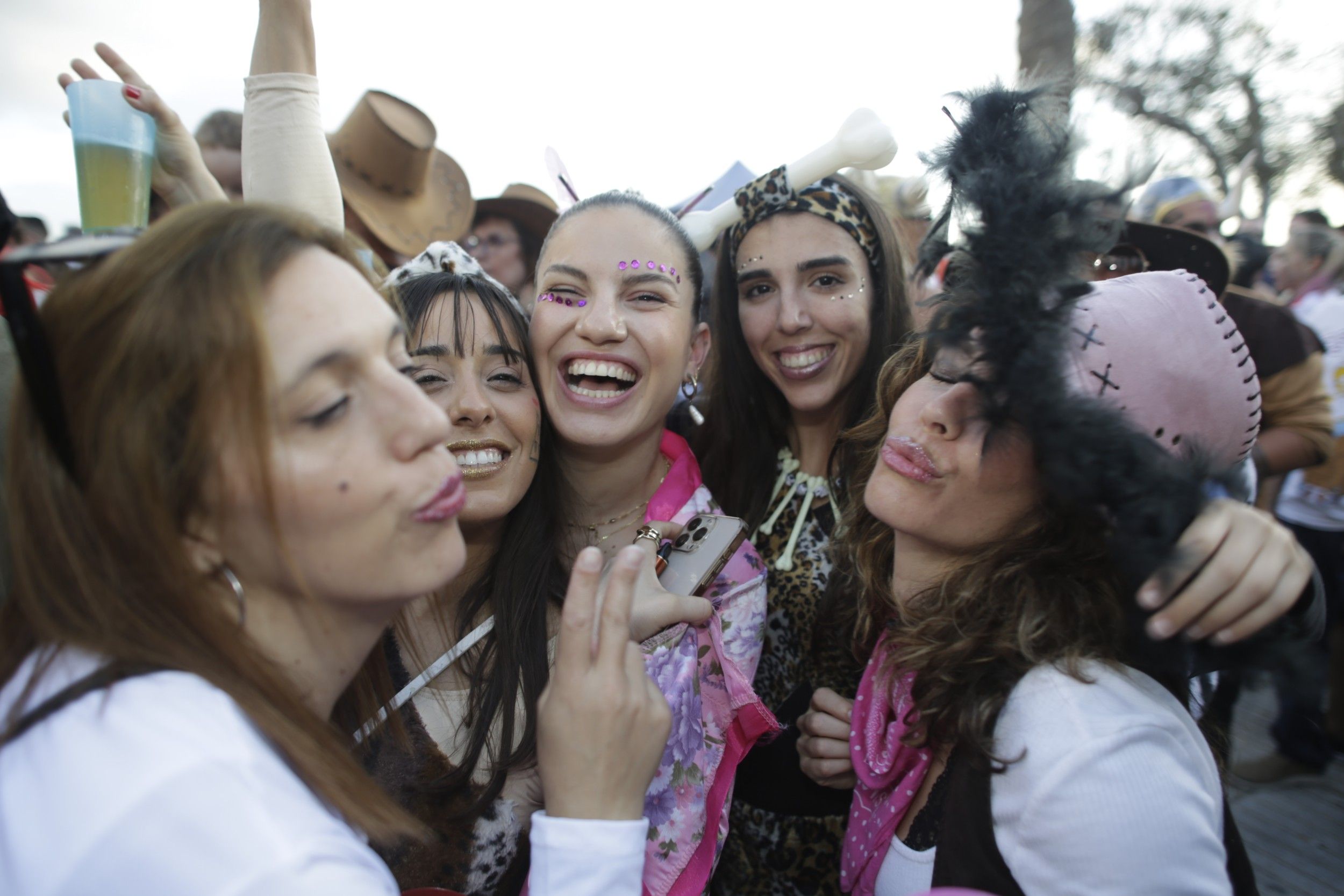 LANZAROTE, ESPAÑA - Febrero, 12: Mujer En Trajes Del Carnaval En GR Foto de  archivo editorial - Imagen de fiesta, riéndose: 109957433
