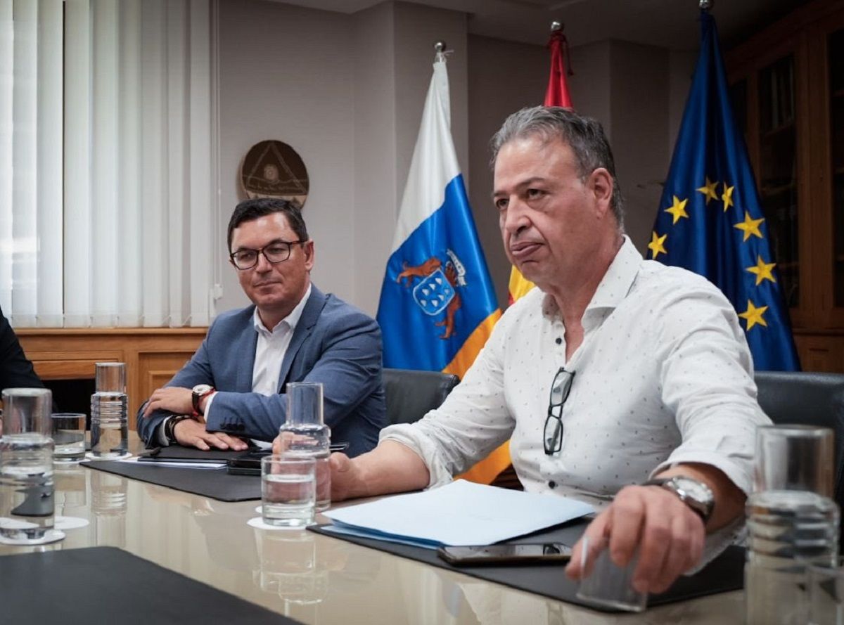 El consejero de Obras Públicas, Vivienda y Movilidad del Gobierno de Canarias, Pablo Rodríguez, junto al director del ICAVI, Antonio Ortega. Foto: Gobierno de Canarias.