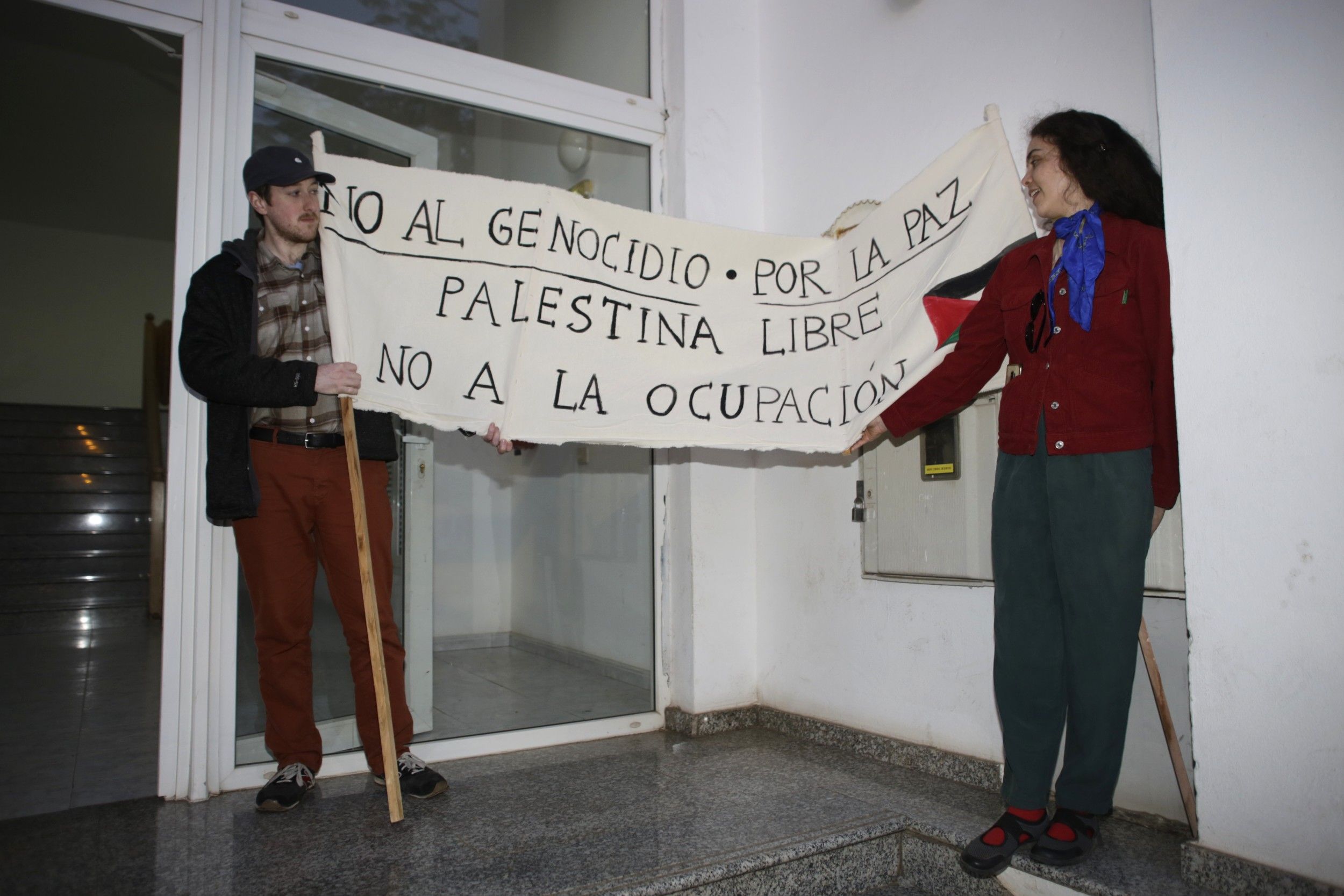 Manifestación por Palestina frente a la sede del PSOE. Fotos: Juan Mateos.