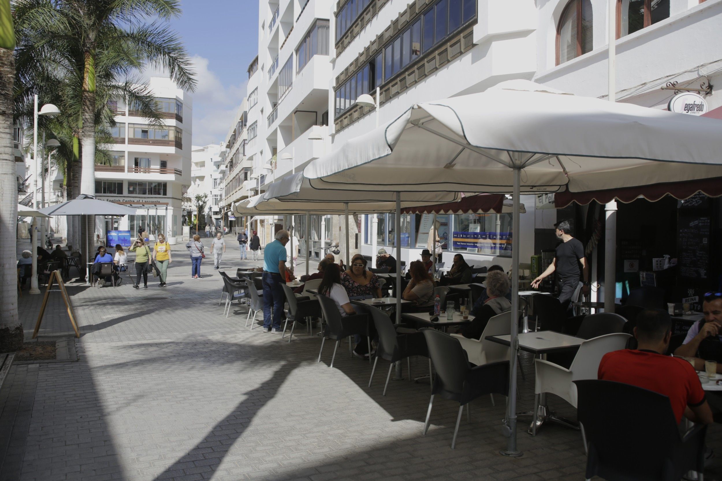 Varias personas en un comercio de una calle del centro de Arrecife. Foto: Juan Mateos.