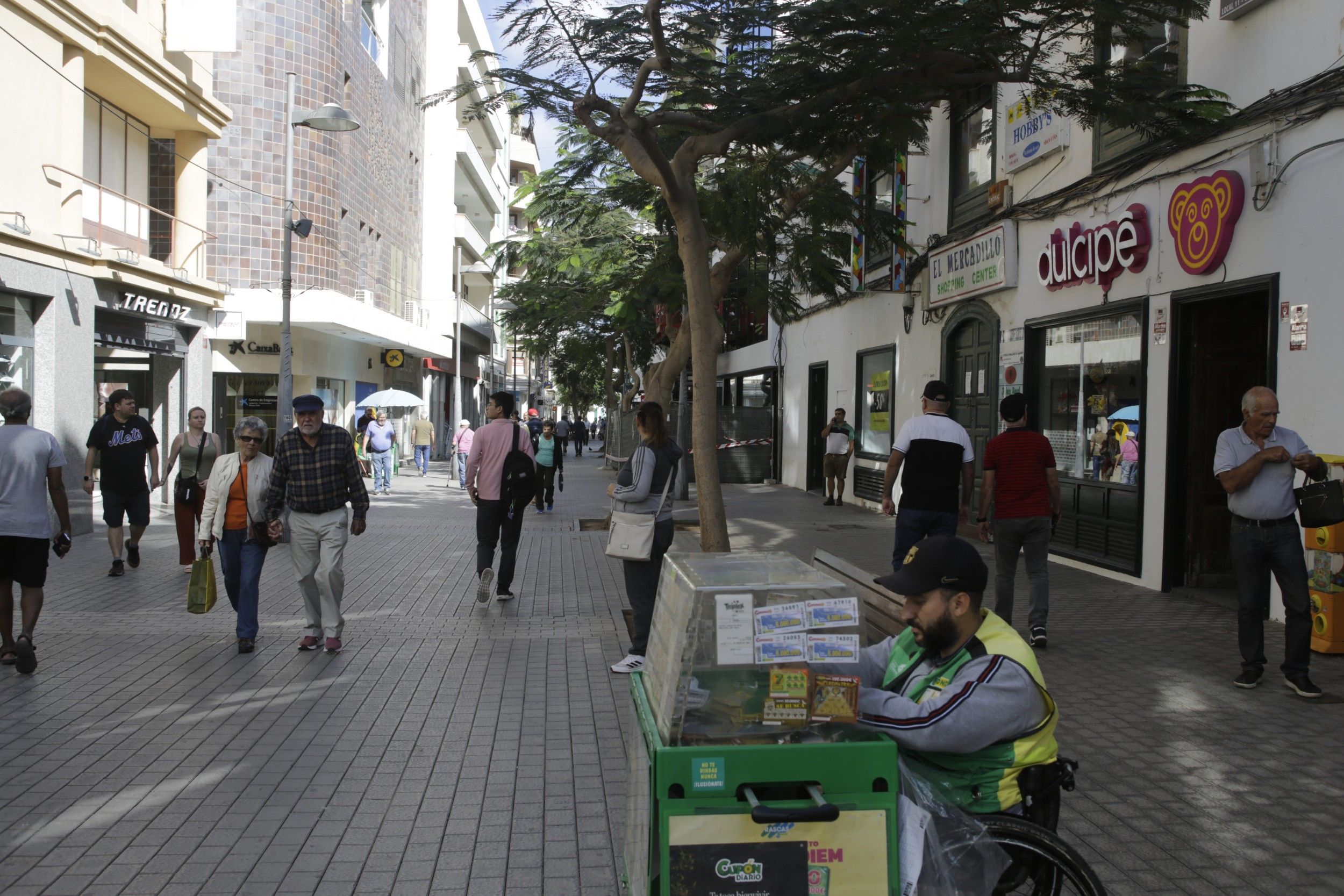 Varias personas pasean por las calles del centro de Arrecife. Foto: Juan Mateos.