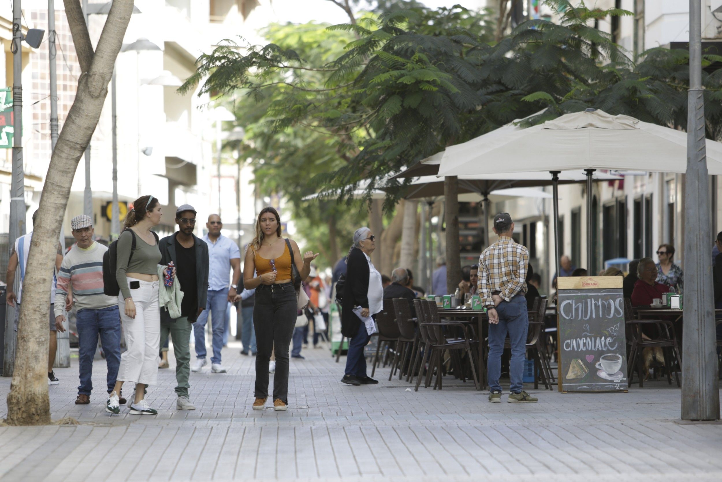 Varias personas en un comercio de una calle del centro de Arrecife. Foto: Juan Mateos.