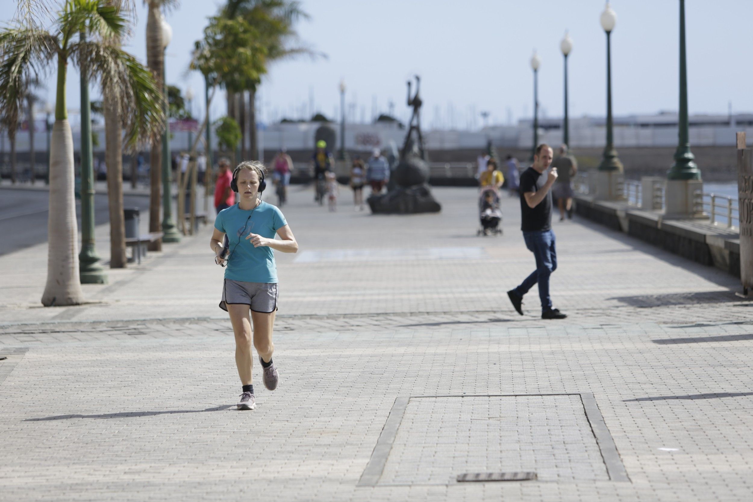 Una persona practica deporte al sol en una calle de Arrecife. Foto: Juan Mateos.