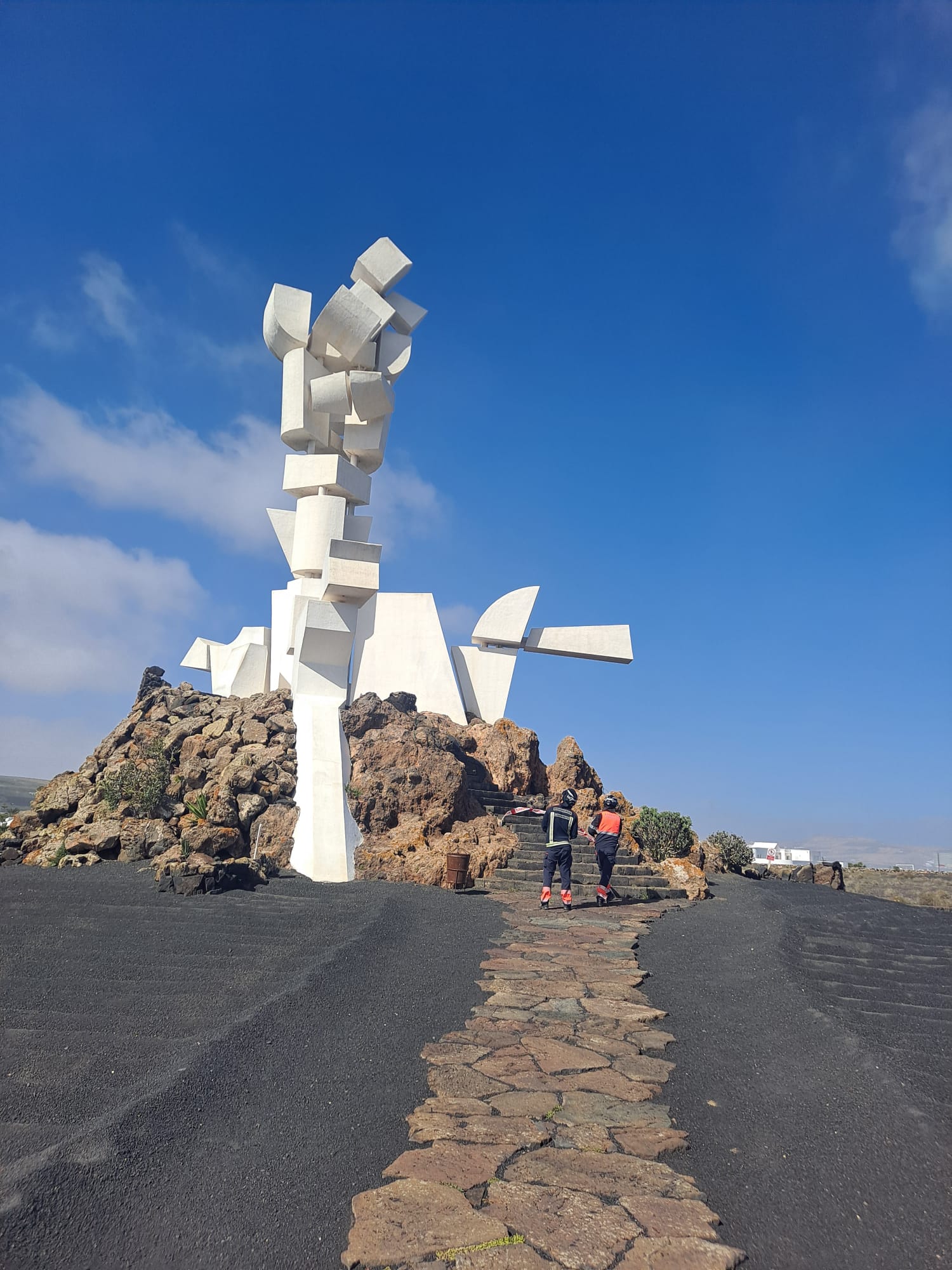 Desprendimiento de algunas piezas del Monumento del Campesino. Foto: Consorcio de Seguridad y Emergencias.