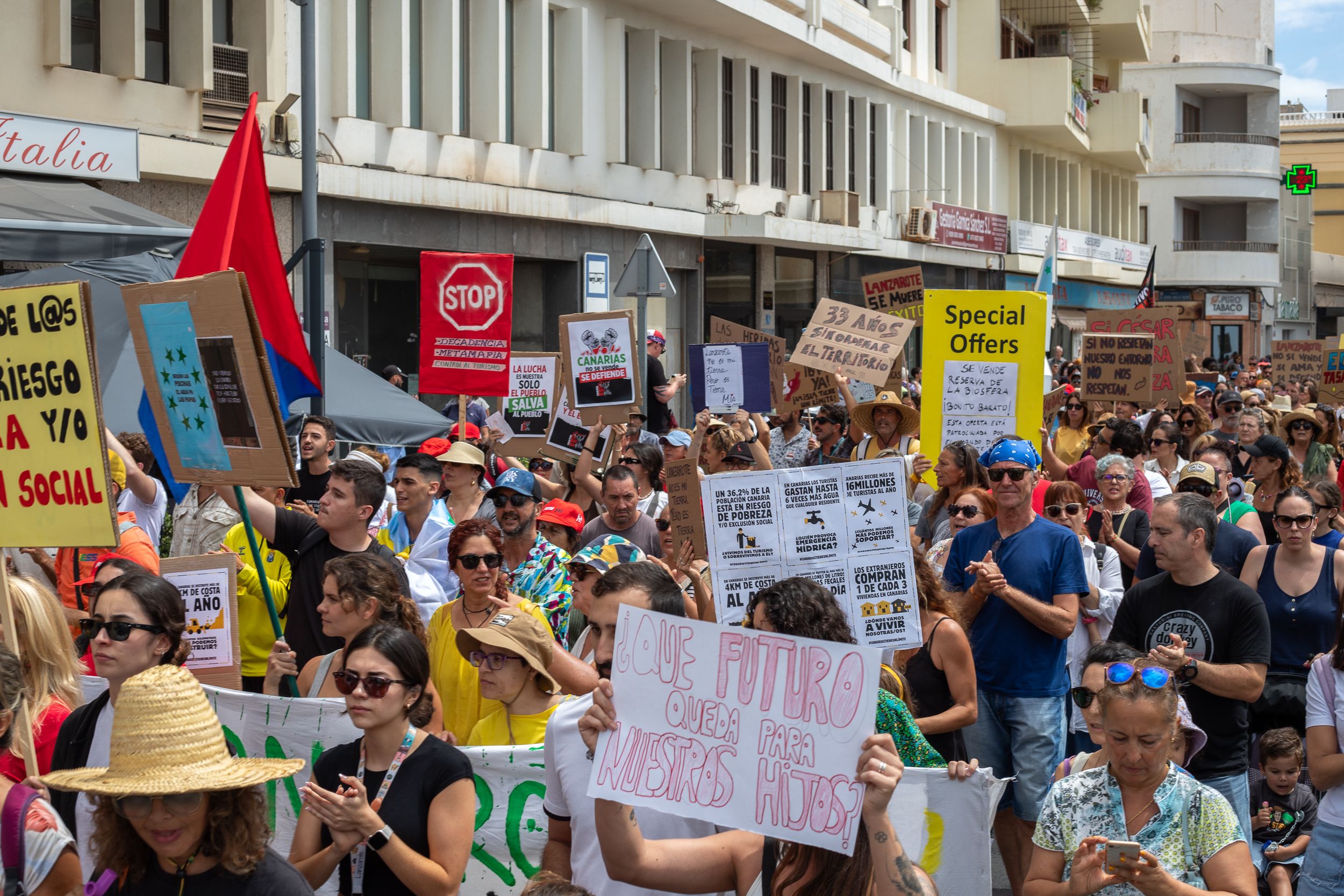 Manifestación del 20 de abril contra la masificación turística en Lanzarote. Foto: Andrea Domínguez.